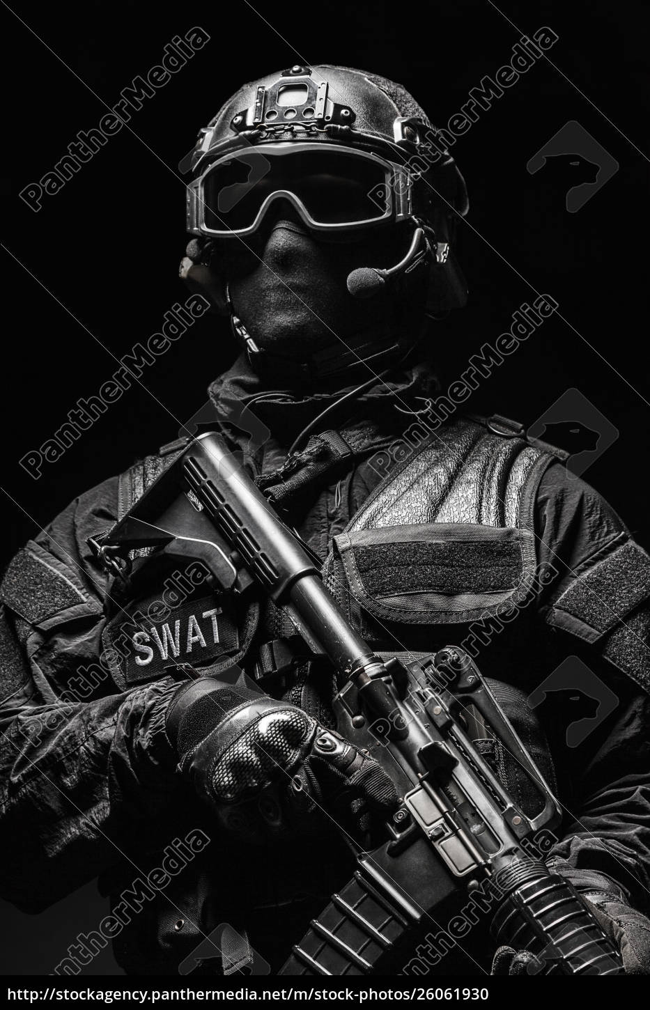 Swat con máscara facial de uniforme negro y chaleco antibalas fotografía en  blanco y negro