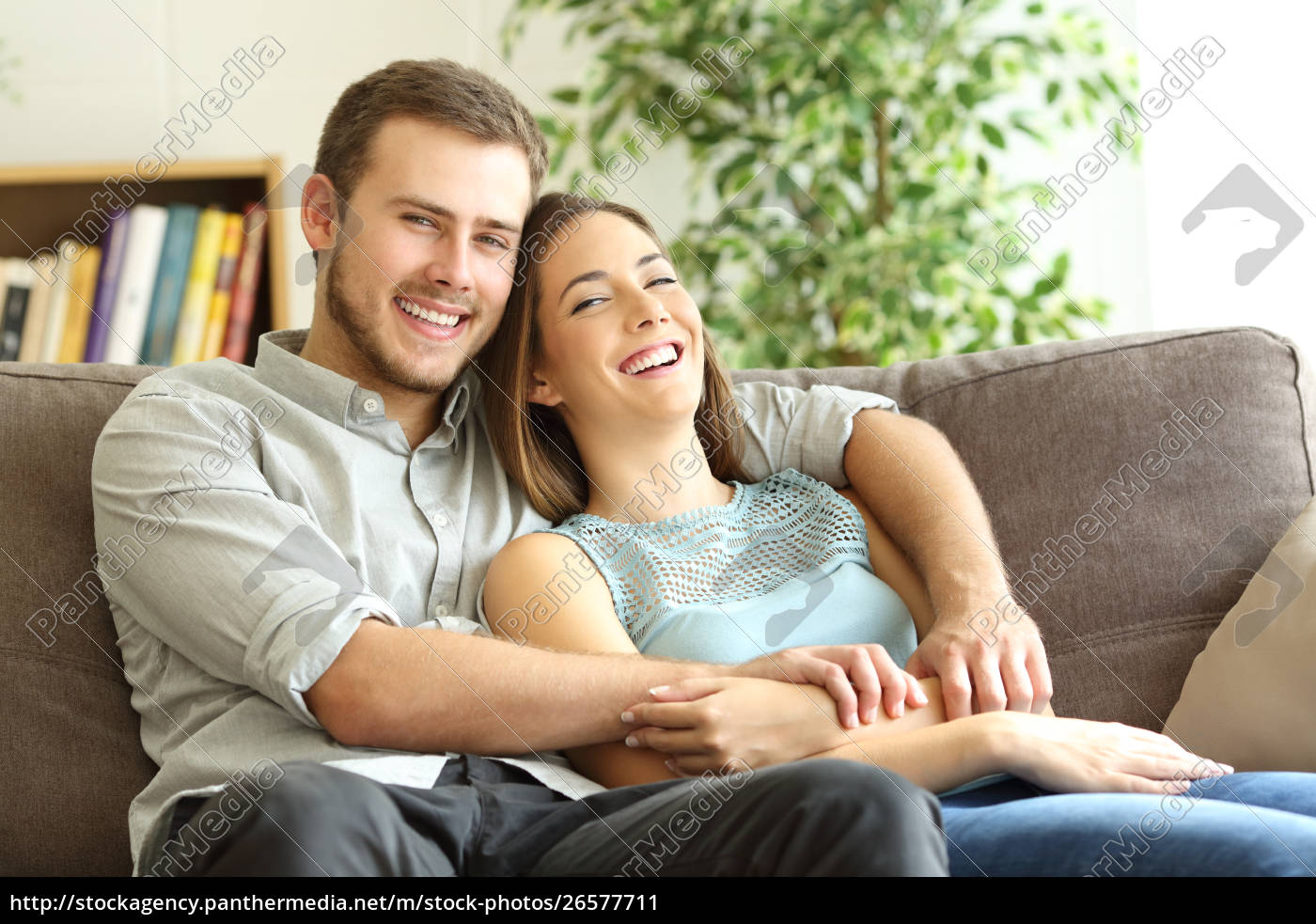 Pareja Feliz Posando Mirando La Camara En Casa Stockphoto Agencia De Stock Panthermedia