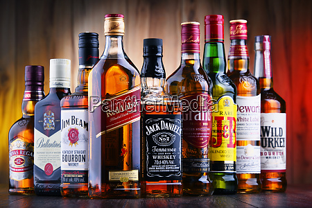 fresa verbo Boquilla Botellas de varias marcas mundiales de whisky - Derechos gestionados imágen  #27067882 | Agencia de stock PantherMedia