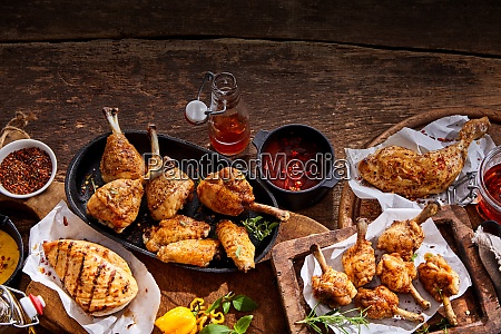 Buffet de picnic con porciones de pollo picante a la - Foto de archivo  #27331577 | Agencia de stock PantherMedia