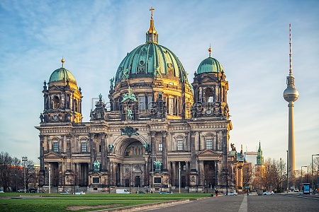 Catedral De Berlín Aka Berliner Dom Al Atardecer - Foto De Archivo ...