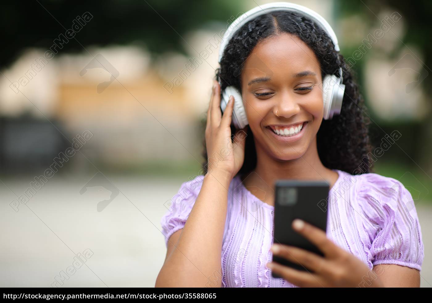 mujer negra escuchando musica